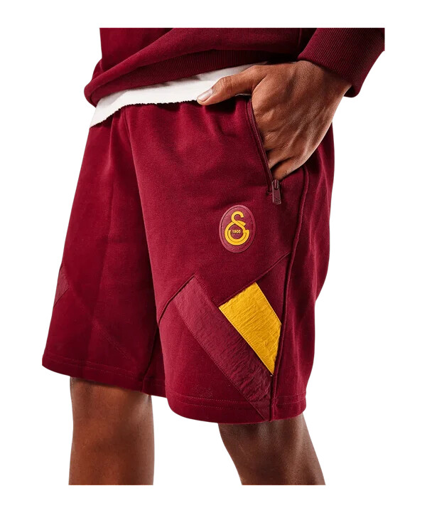 crvene kratke hlače galatasaray istanbul
